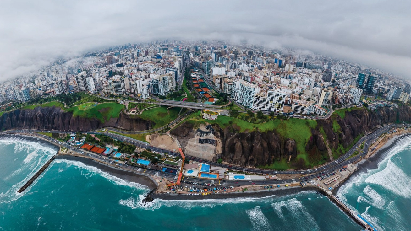 Vista aérea de la costa de Lima para servicios de traslado